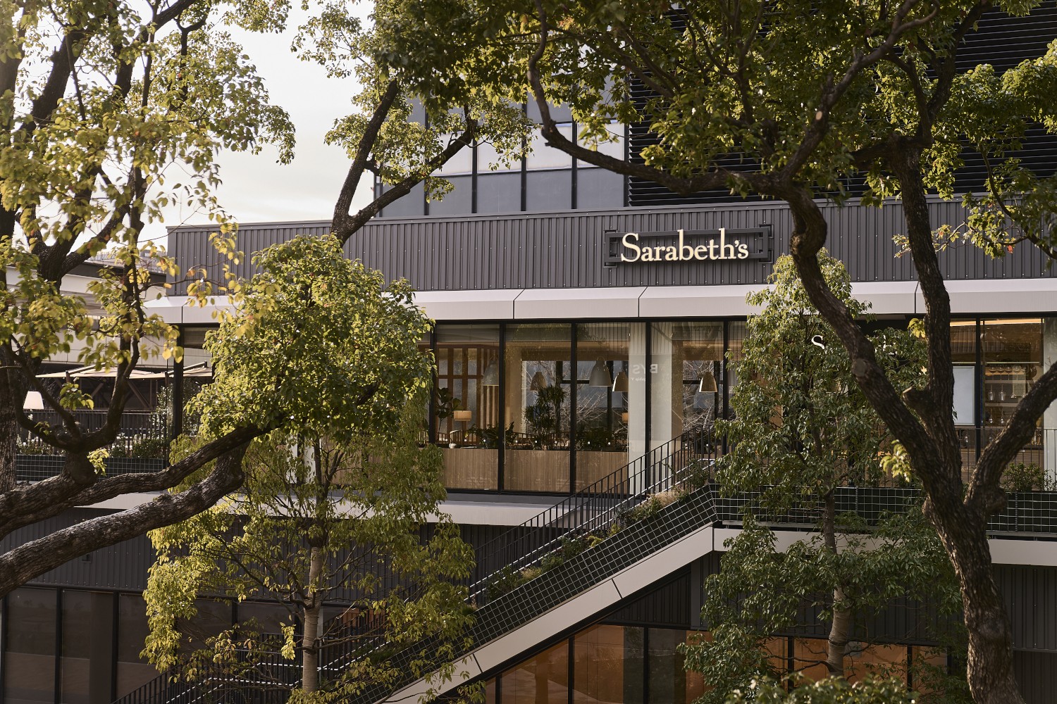 サラベス BASEGATE横浜関内店